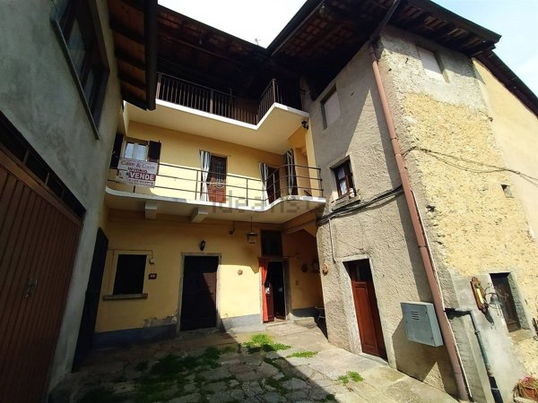 appartamento in vendita a Nebbiuno in zona Tapigliano
