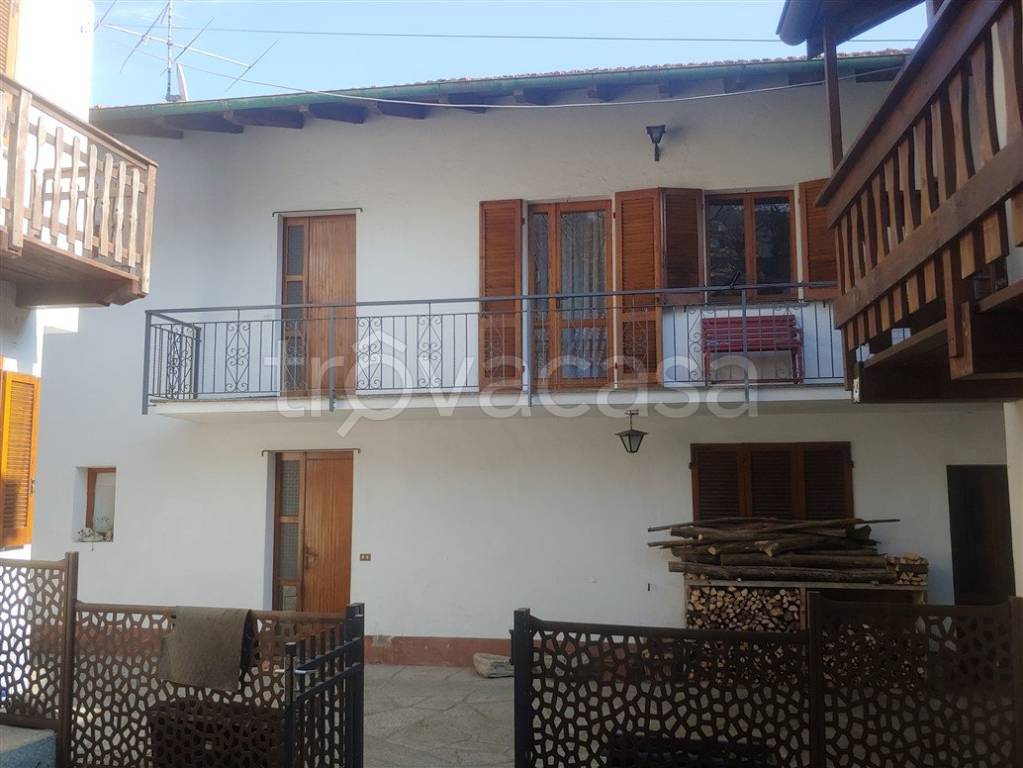 casa indipendente in vendita a Nebbiuno