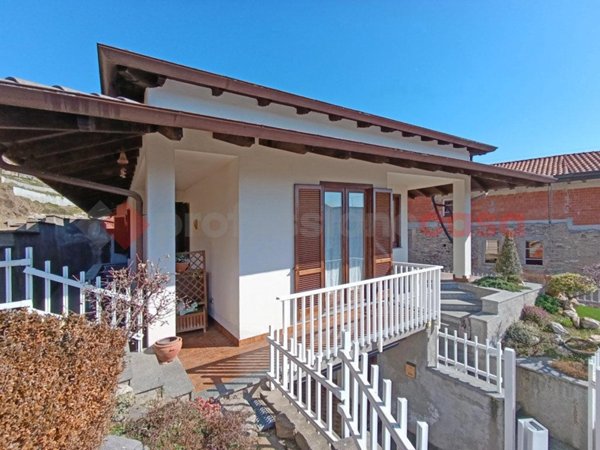 casa indipendente in vendita a Nebbiuno in zona Tapigliano