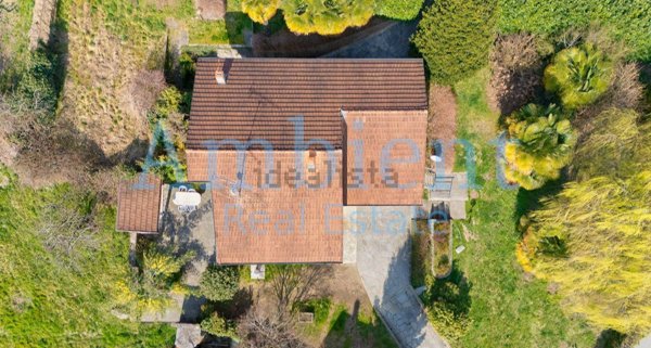 casa indipendente in vendita a Nebbiuno