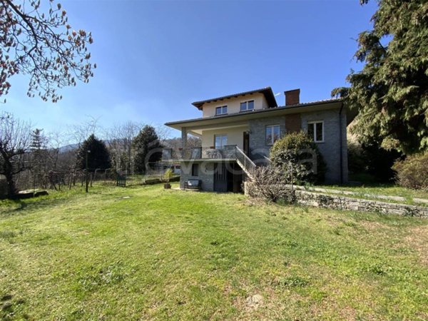 casa indipendente in vendita a Nebbiuno