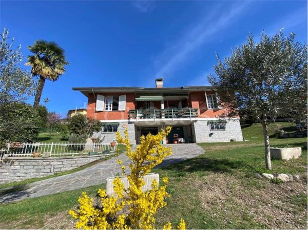 casa indipendente in vendita a Nebbiuno