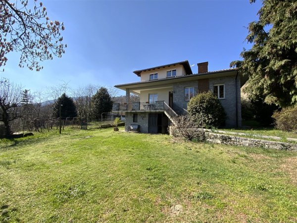casa indipendente in vendita a Nebbiuno