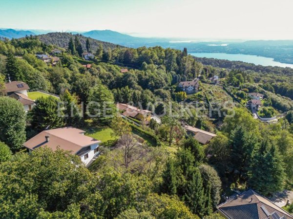 casa indipendente in vendita a Nebbiuno