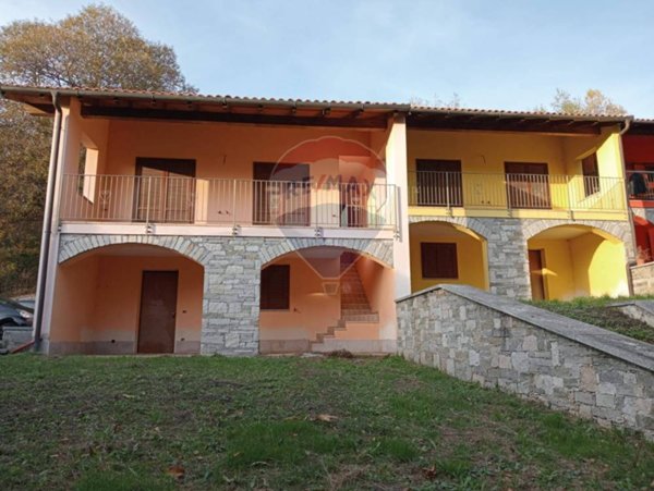 casa indipendente in vendita a Nebbiuno
