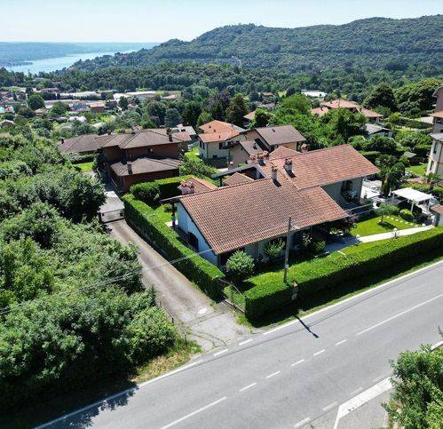 casa indipendente in vendita a Nebbiuno