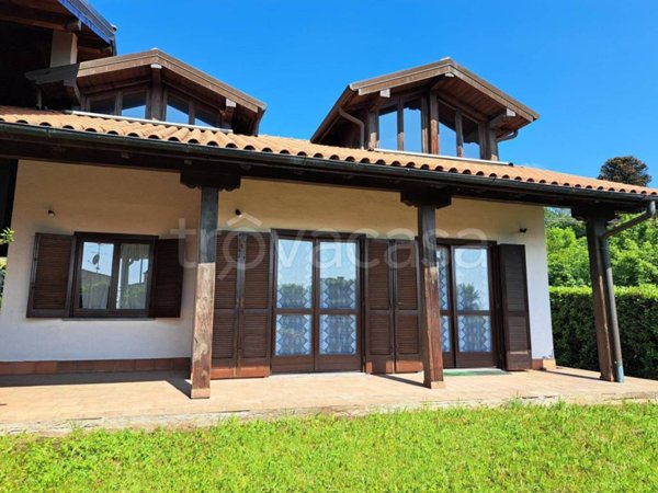 casa indipendente in vendita a Nebbiuno