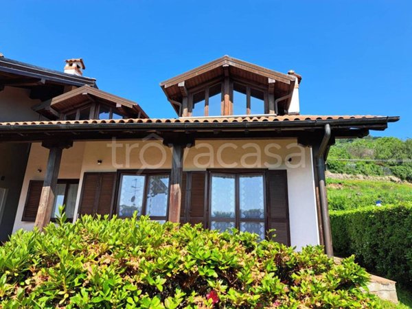 casa indipendente in vendita a Nebbiuno