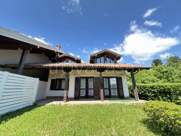 casa indipendente in vendita a Nebbiuno