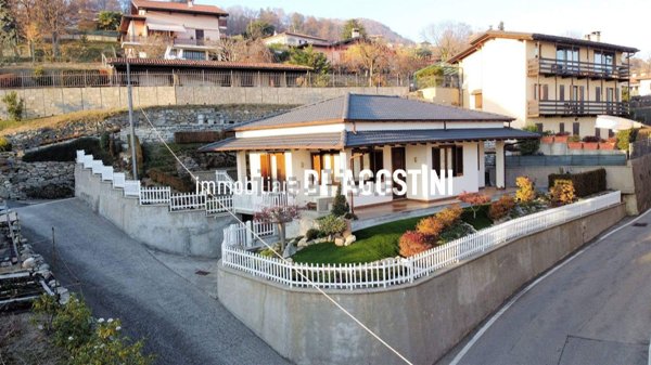 casa indipendente in vendita a Nebbiuno