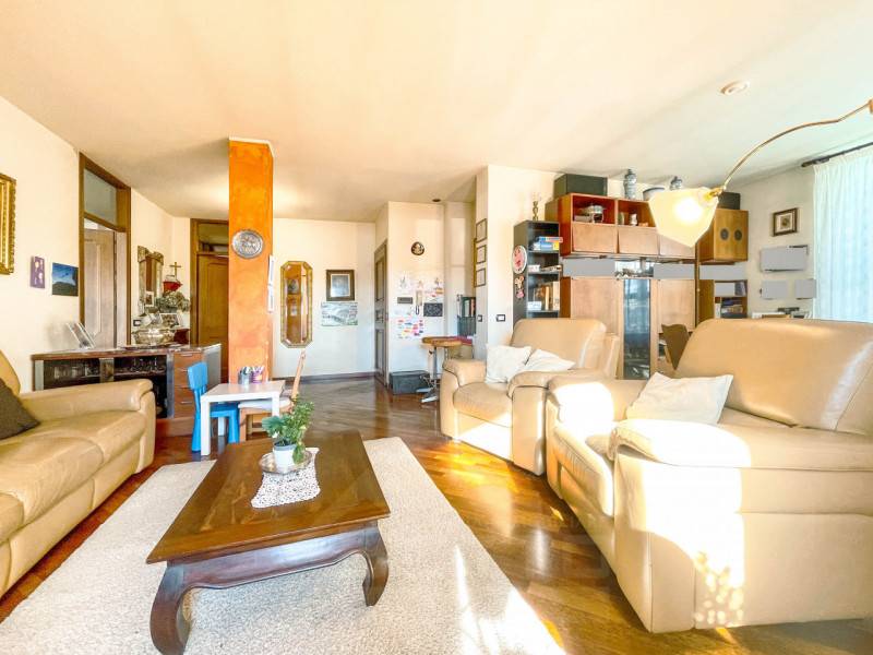 casa indipendente in vendita a Nebbiuno