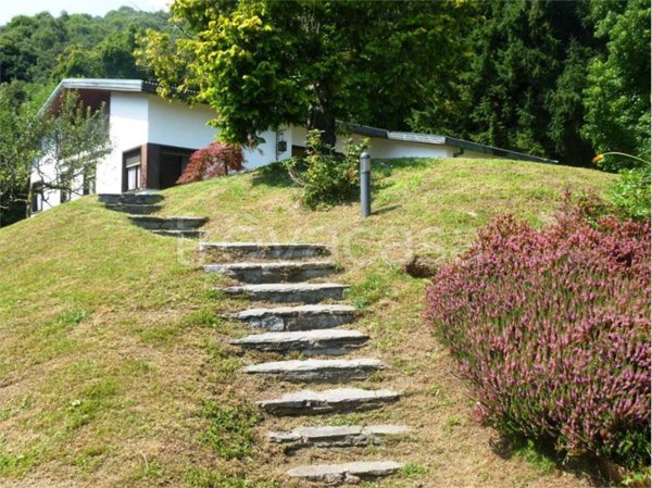 casa indipendente in vendita a Nebbiuno