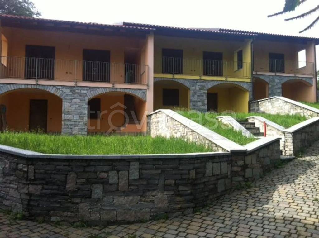 casa indipendente in vendita a Nebbiuno