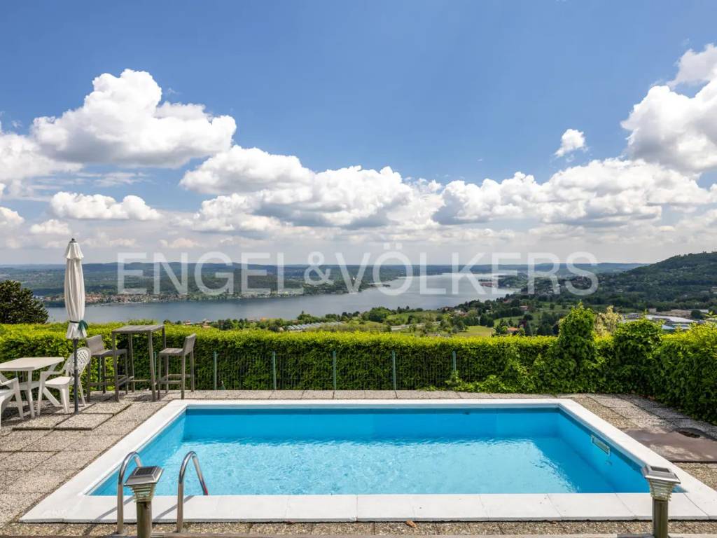 casa indipendente in vendita a Nebbiuno