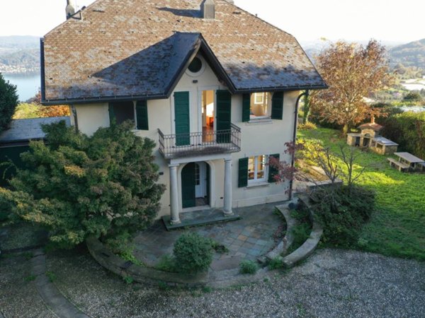 casa indipendente in vendita a Nebbiuno