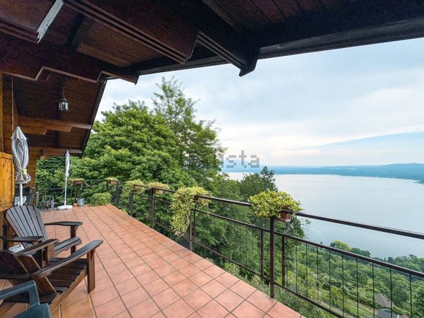 casa indipendente in vendita a Nebbiuno