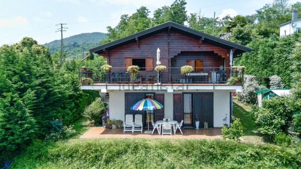 casa indipendente in vendita a Nebbiuno