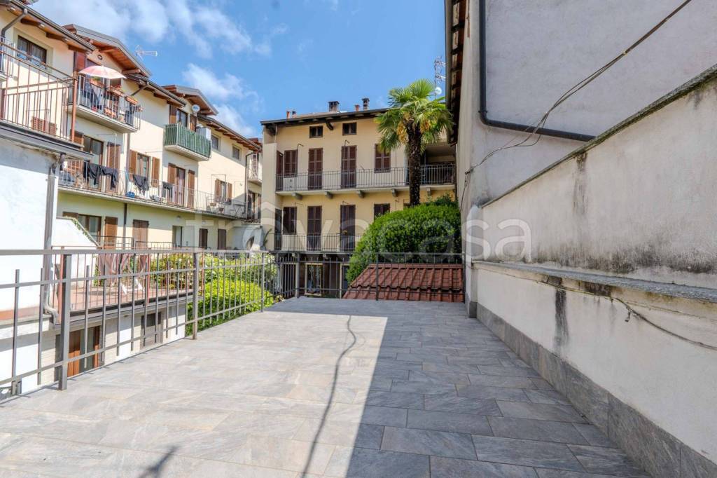 casa indipendente in vendita a Nebbiuno