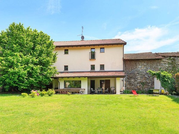 casa indipendente in vendita a Nebbiuno in zona Fosseno