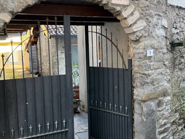 casa indipendente in vendita a Nebbiuno