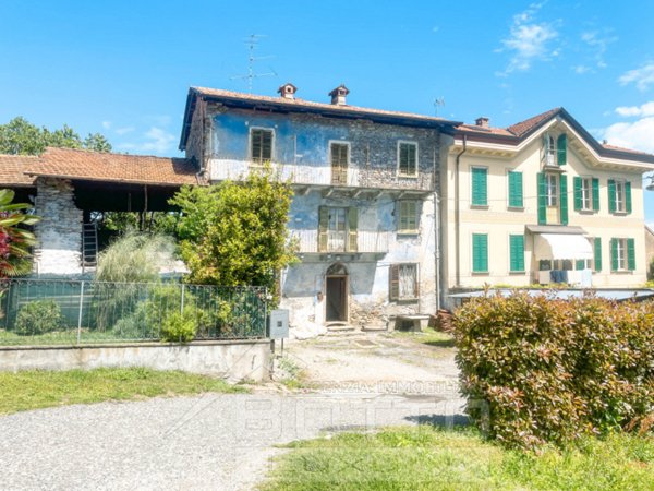 casa indipendente in vendita a Nebbiuno
