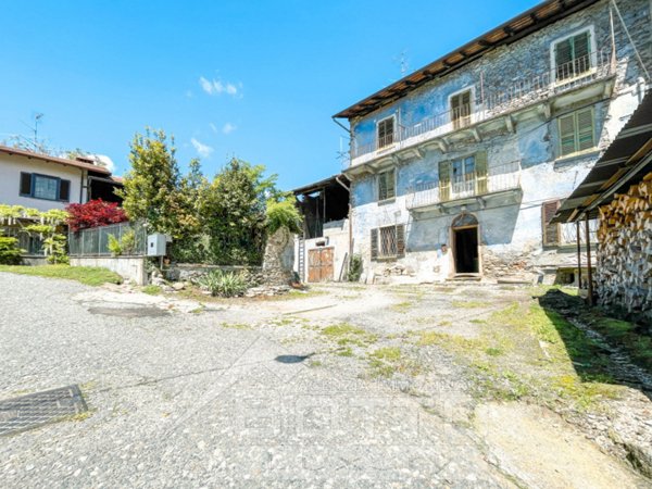 casa semindipendente in vendita a Nebbiuno