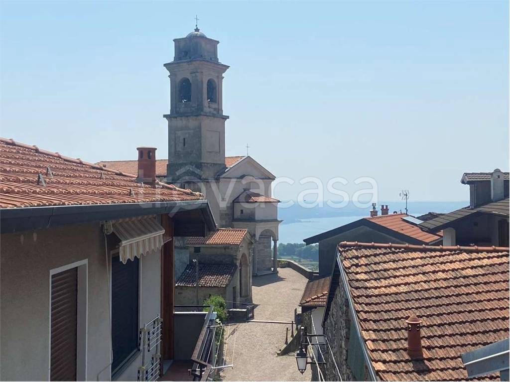 appartamento in vendita a Nebbiuno in zona Tapigliano