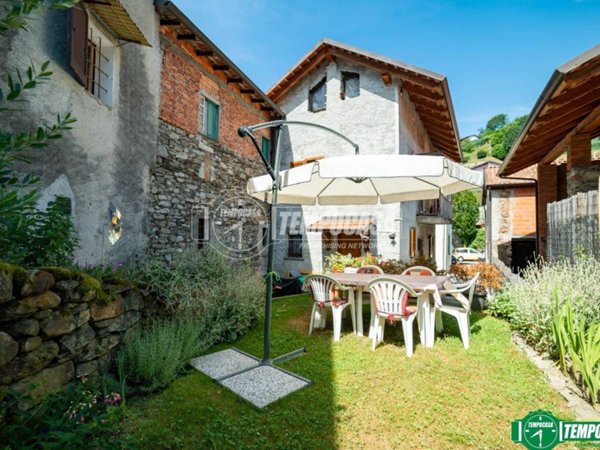 casa indipendente in vendita a Nebbiuno