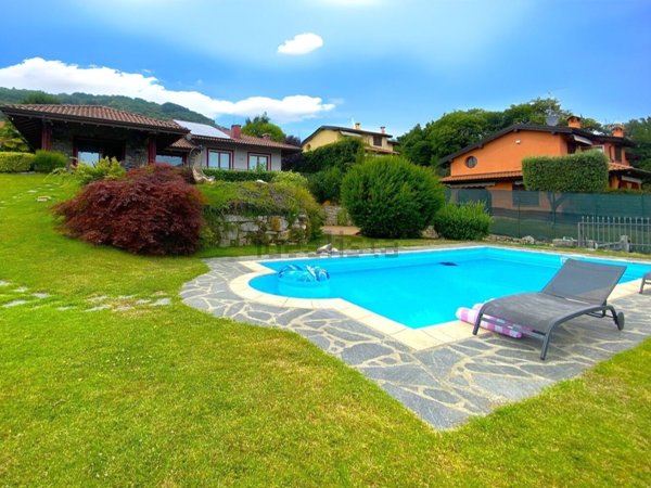 casa indipendente in vendita a Nebbiuno