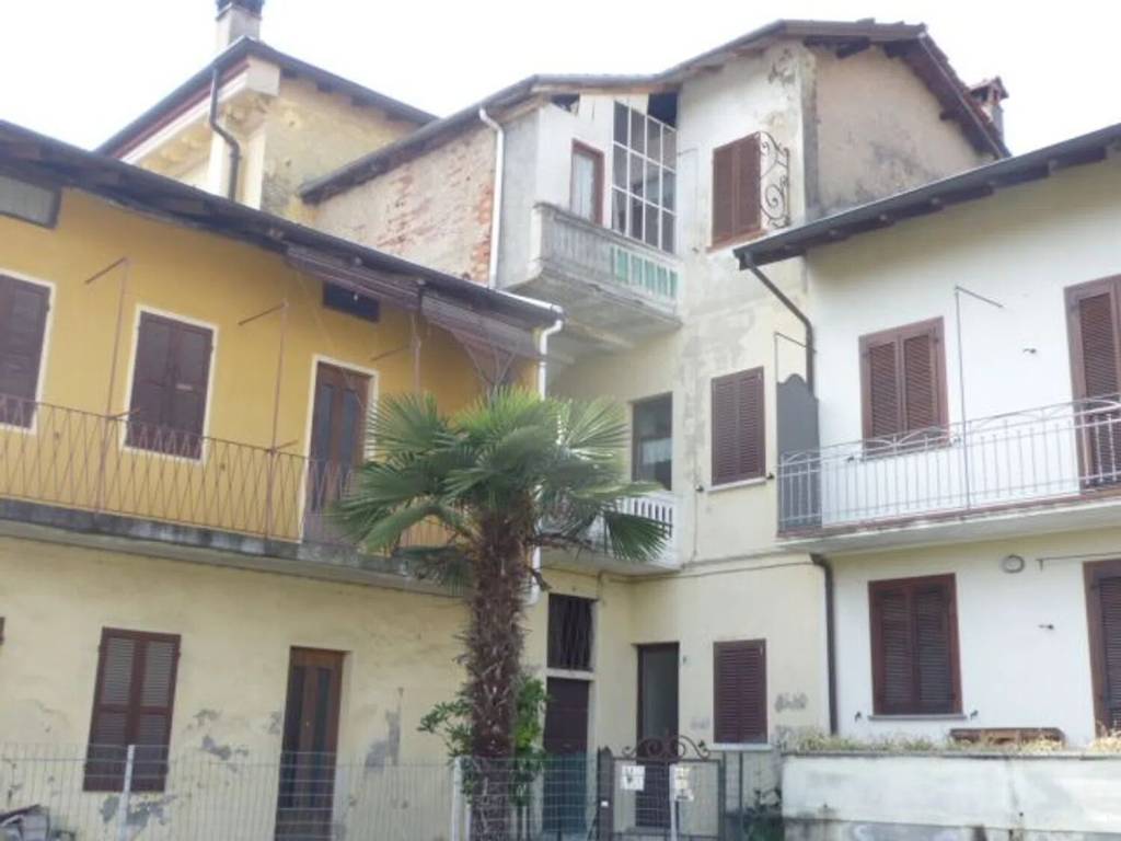 casa indipendente in vendita a Nebbiuno