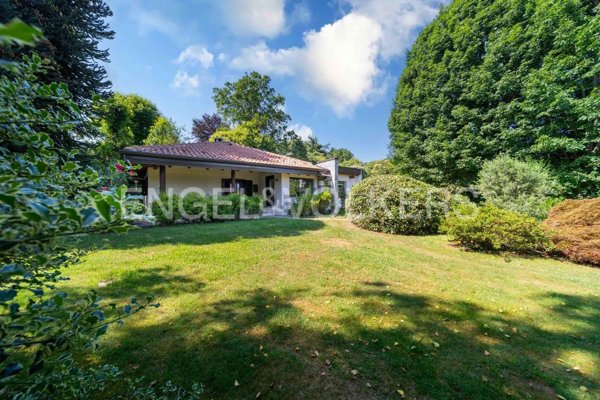 casa indipendente in vendita a Nebbiuno