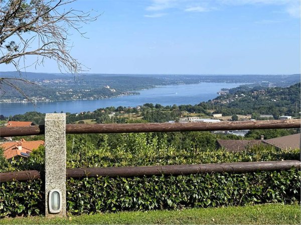 casa indipendente in vendita a Nebbiuno in zona Fosseno