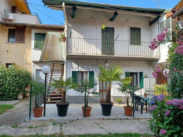 casa indipendente in vendita a Nebbiuno