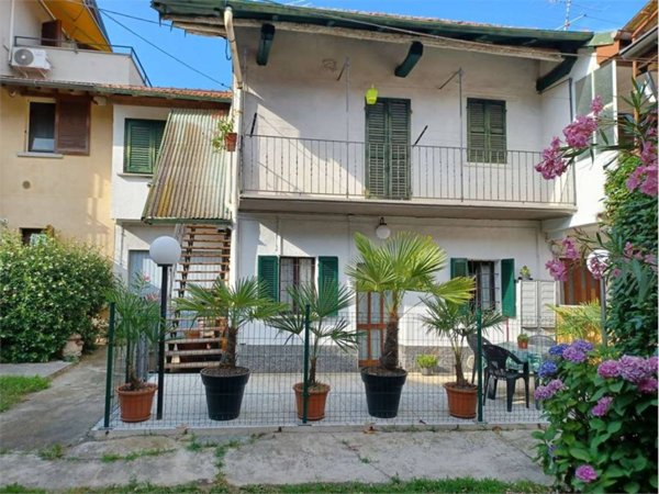 casa indipendente in vendita a Nebbiuno