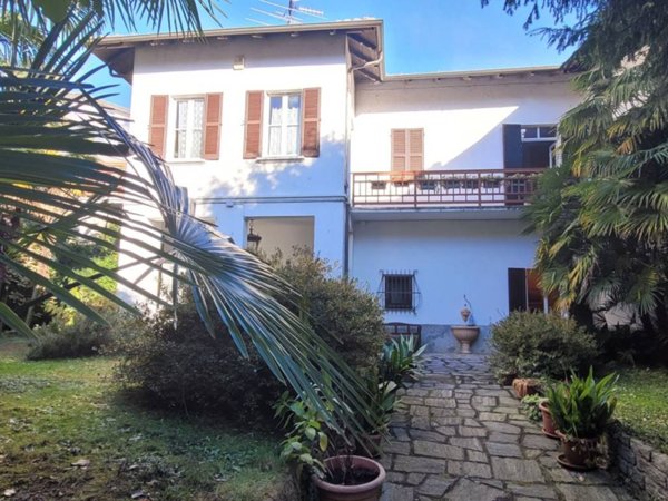 casa indipendente in vendita a Nebbiuno
