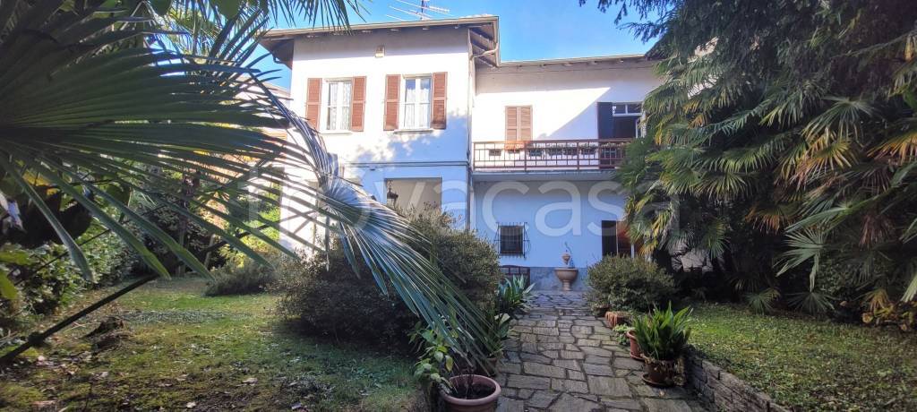 casa indipendente in vendita a Nebbiuno