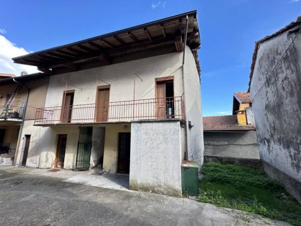 casa indipendente in vendita a Nebbiuno in zona Fosseno