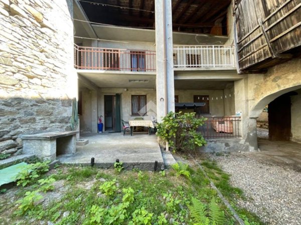 casa indipendente in vendita a Nebbiuno in zona Fosseno