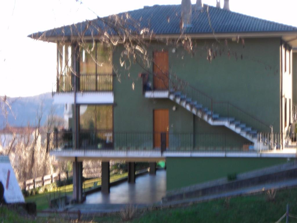 appartamento in vendita a Nebbiuno in zona Tapigliano