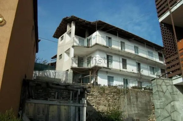 casa indipendente in vendita a Nebbiuno