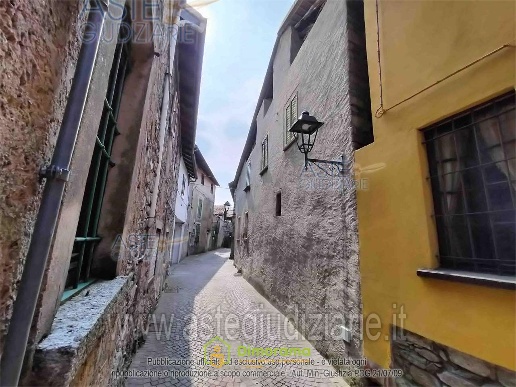 casa indipendente in vendita a Nebbiuno