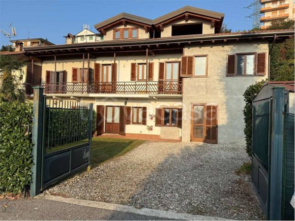 casa indipendente in vendita a Nebbiuno