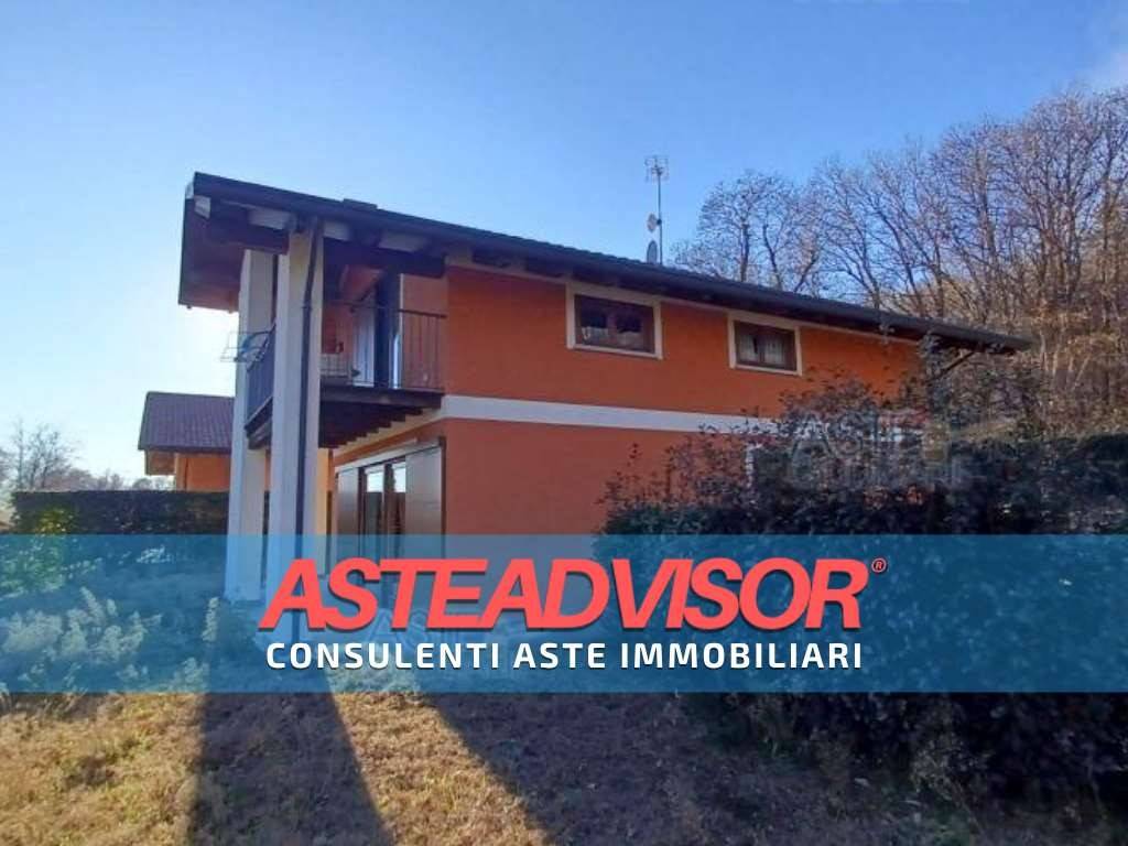 casa indipendente in vendita a Nebbiuno