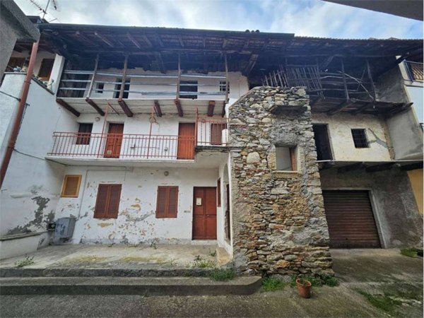 casa indipendente in vendita a Nebbiuno in zona Fosseno