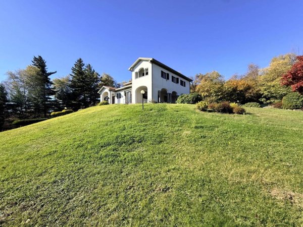 casa indipendente in vendita a Nebbiuno