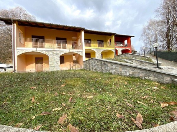 casa indipendente in vendita a Nebbiuno