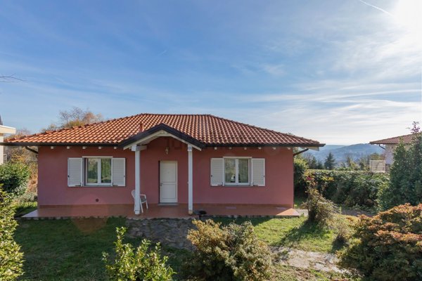 casa indipendente in vendita a Nebbiuno