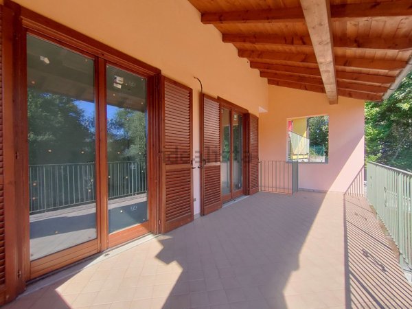 casa indipendente in vendita a Nebbiuno