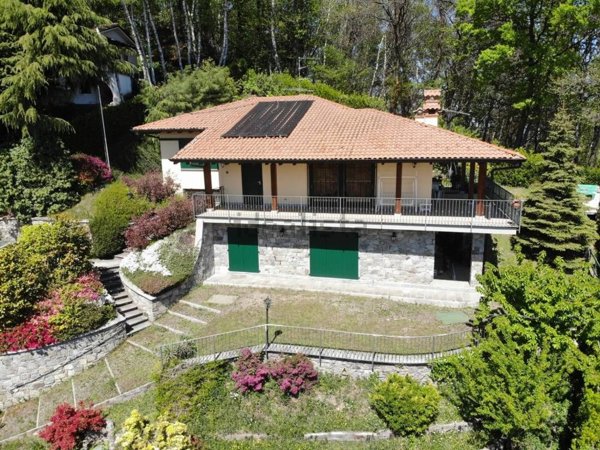 casa indipendente in vendita a Nebbiuno