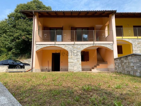 casa indipendente in vendita a Nebbiuno